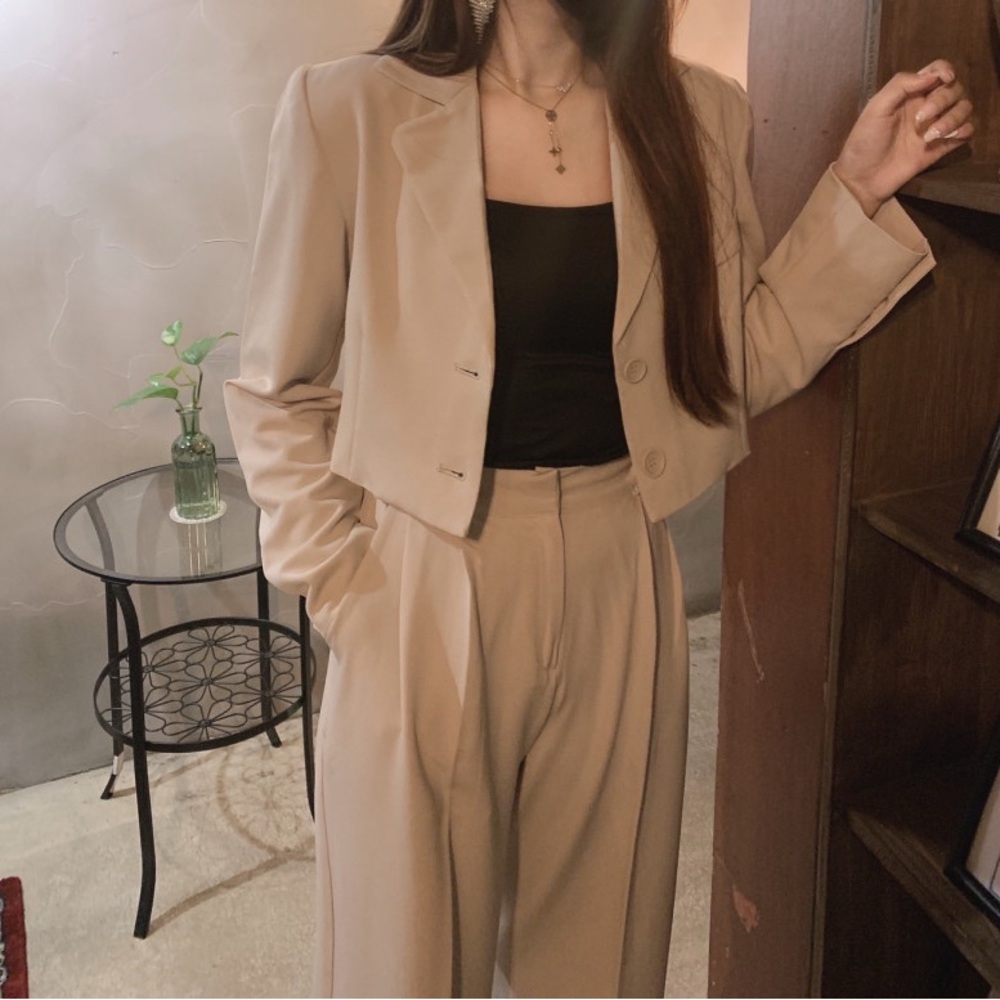 Elegant Women's Cropped Jacket